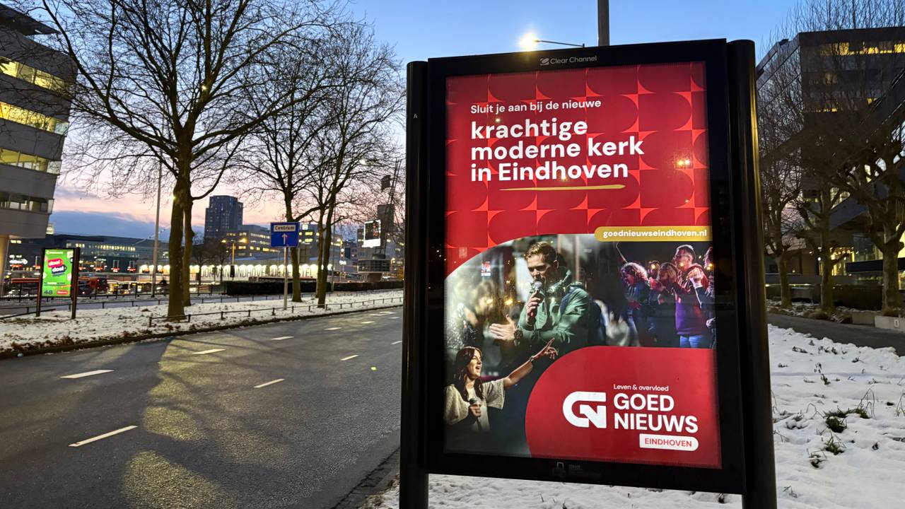 Posters roepen op naar de nieuwe kerk te komen. 