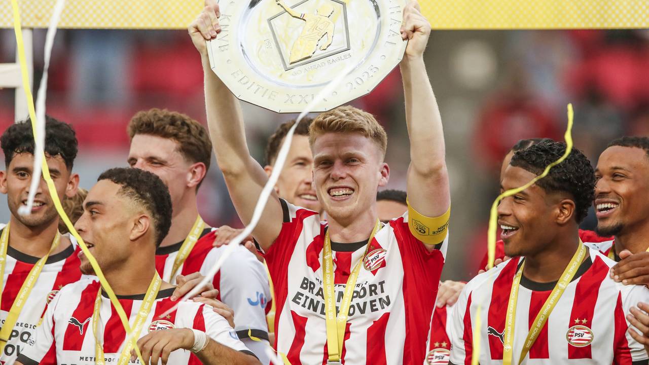 Jerdy Schouten met de Johan Cruijf Schaal (foto: Bart Stoutjesdijk / ANP).