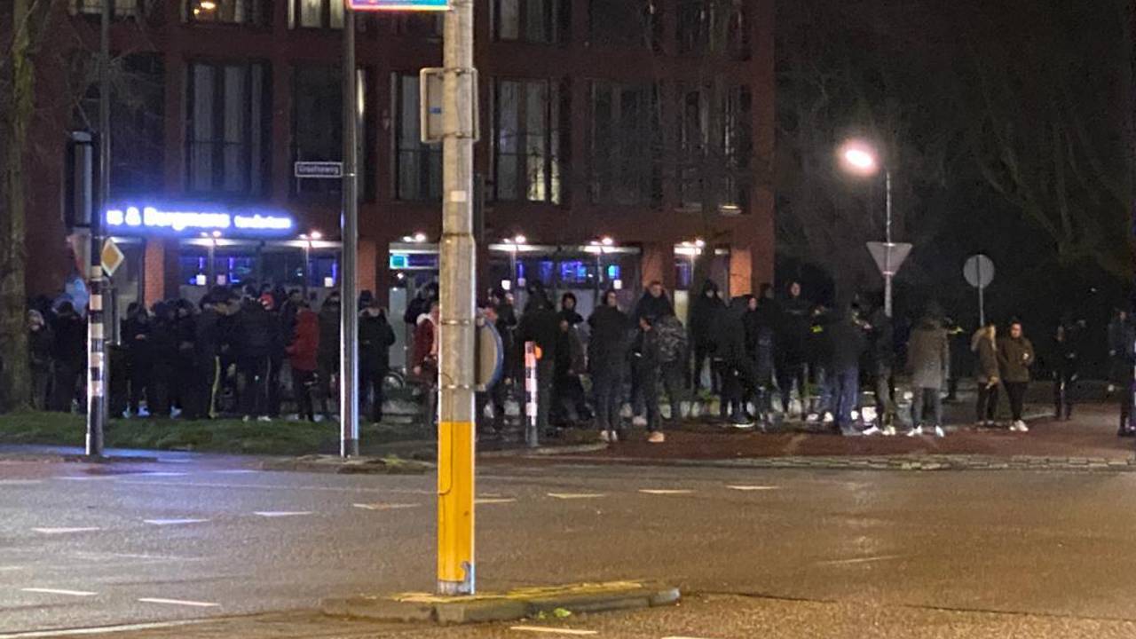 Jongeren bij het tankstation in Den Bosch.