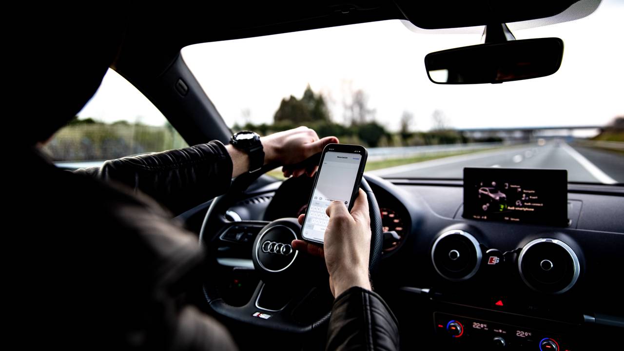 Belgian Drivers Face Losing License for Texting Behind the Wheel – Dutch Included