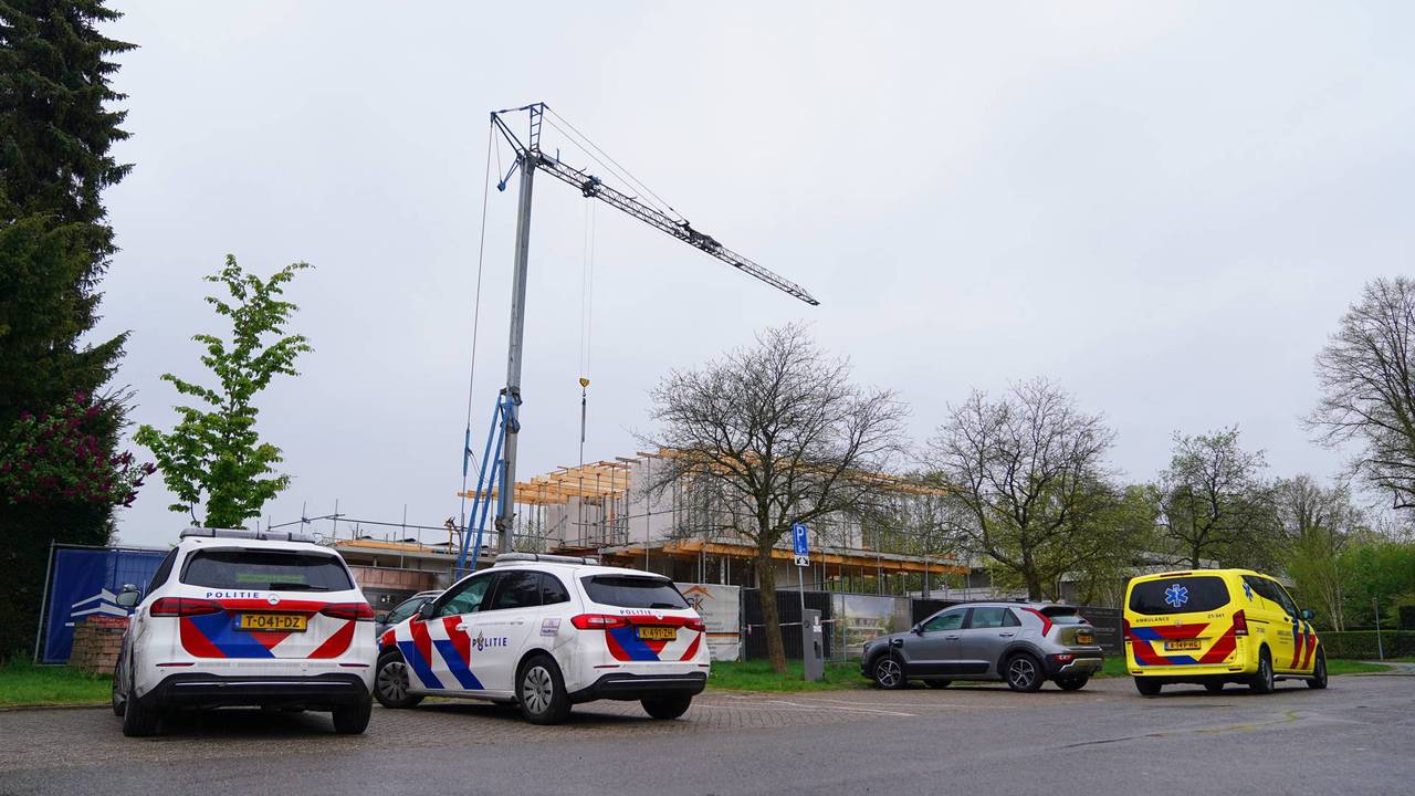 Man valt meters omlaag op bouwplaats: zwaargewond naar ziekenhuis (foto: Bart Meesters/Persbureau Heitink).