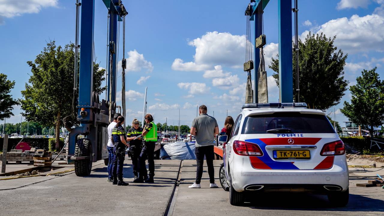 Auto van de vermiste Bert de Laat gevonden in de haven van Drimmelen (Foto: Marcel van Dorst, SQ Vision).