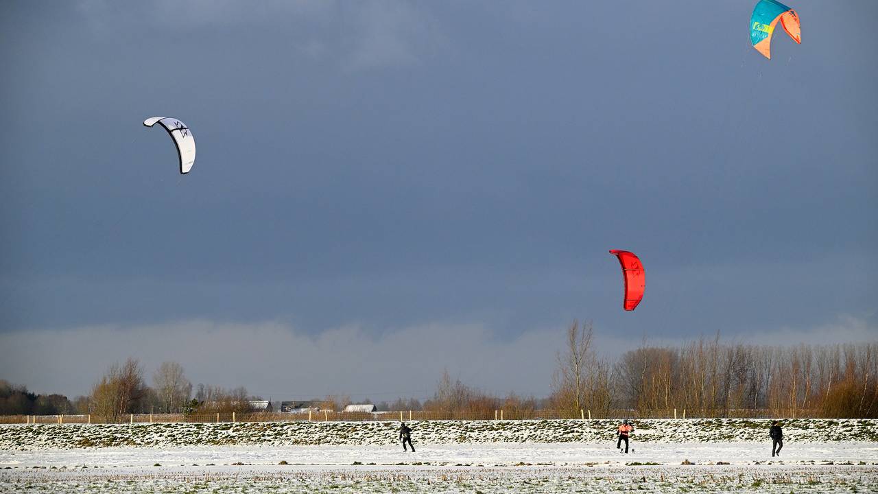 Het is een bijzonder tafereel. In de polder dichtbij Prinsenbeek zijn mensen aan het sneeuwkitesurfen op een weiland (foto: Erald van der Aa).