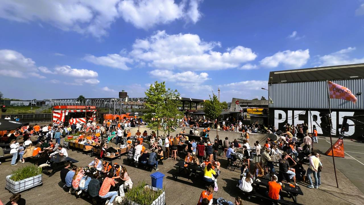 Stadsstrand Belcrum Beach in Breda met Koningsdag (foto: Henk Voermans).