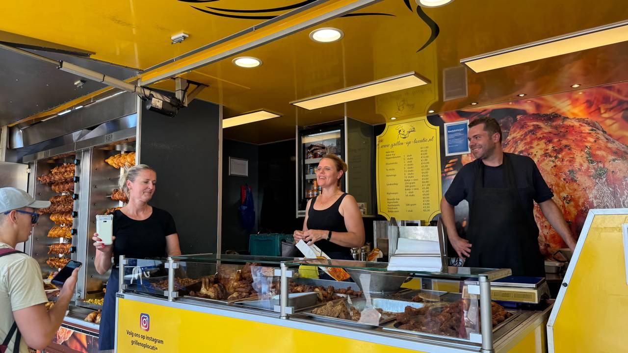 Het is warm met z'n drietjes in de kraam (foto: Omroep Brabant).