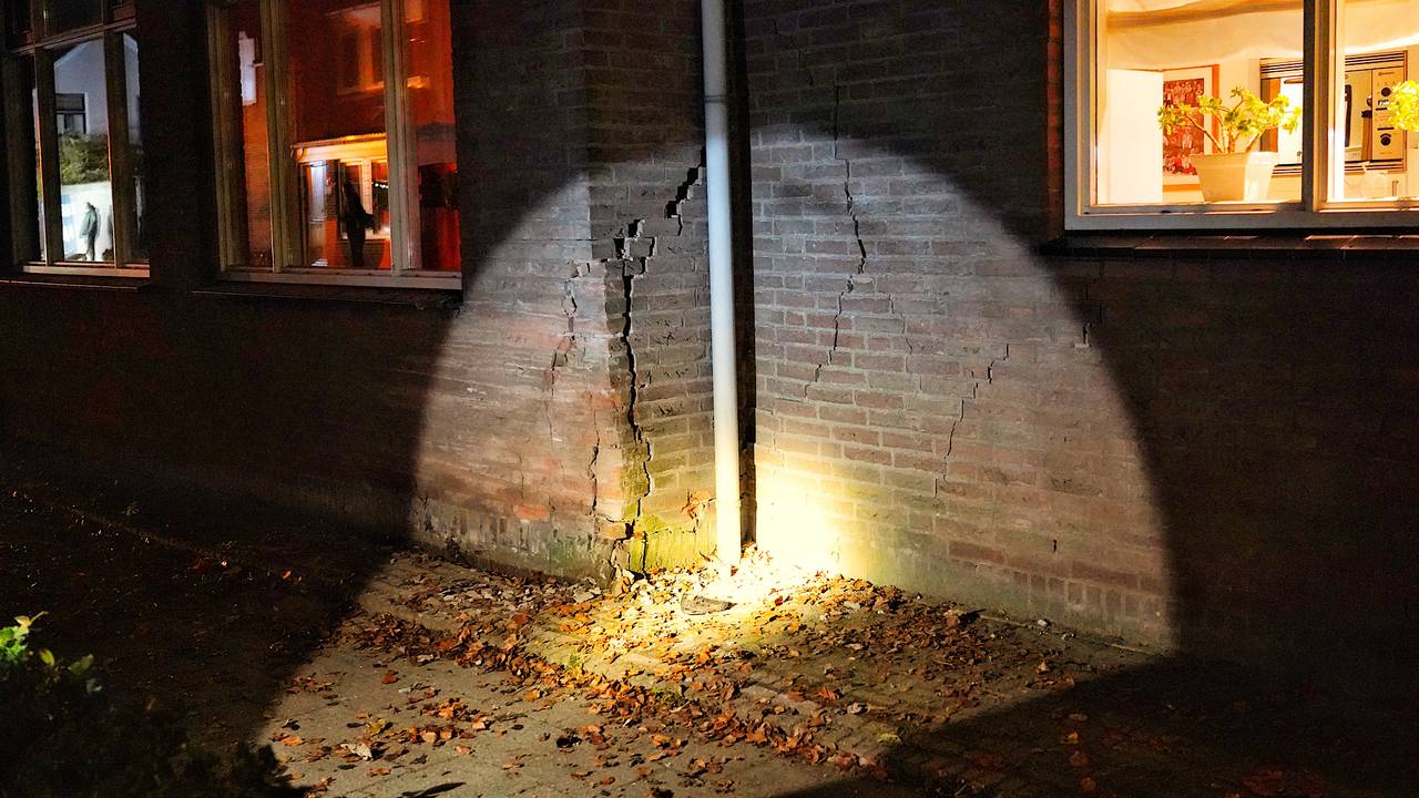 Auto ramt tegen huis en geparkeerde auto's (foto: Jeroen Stuve/SQ Vision).