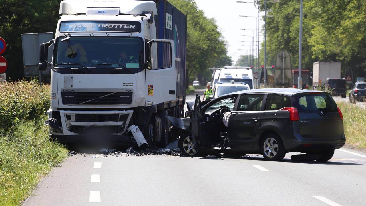 Vader en kind gewond bij auto-ongeluk: A65 dicht richting Den Bosch.
