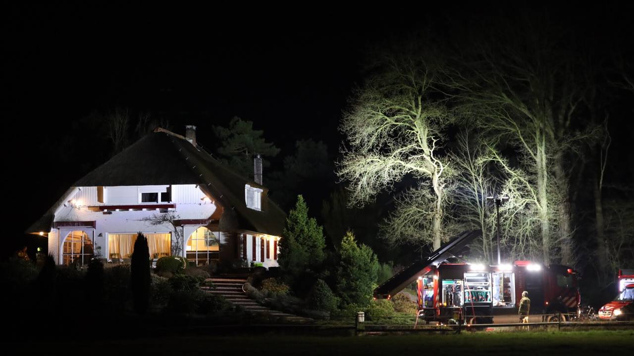 De brandweer bij het huis in Helvoirt waar de schorsteenbrand woedde (foto: Sander van Gils/SQ Vision).