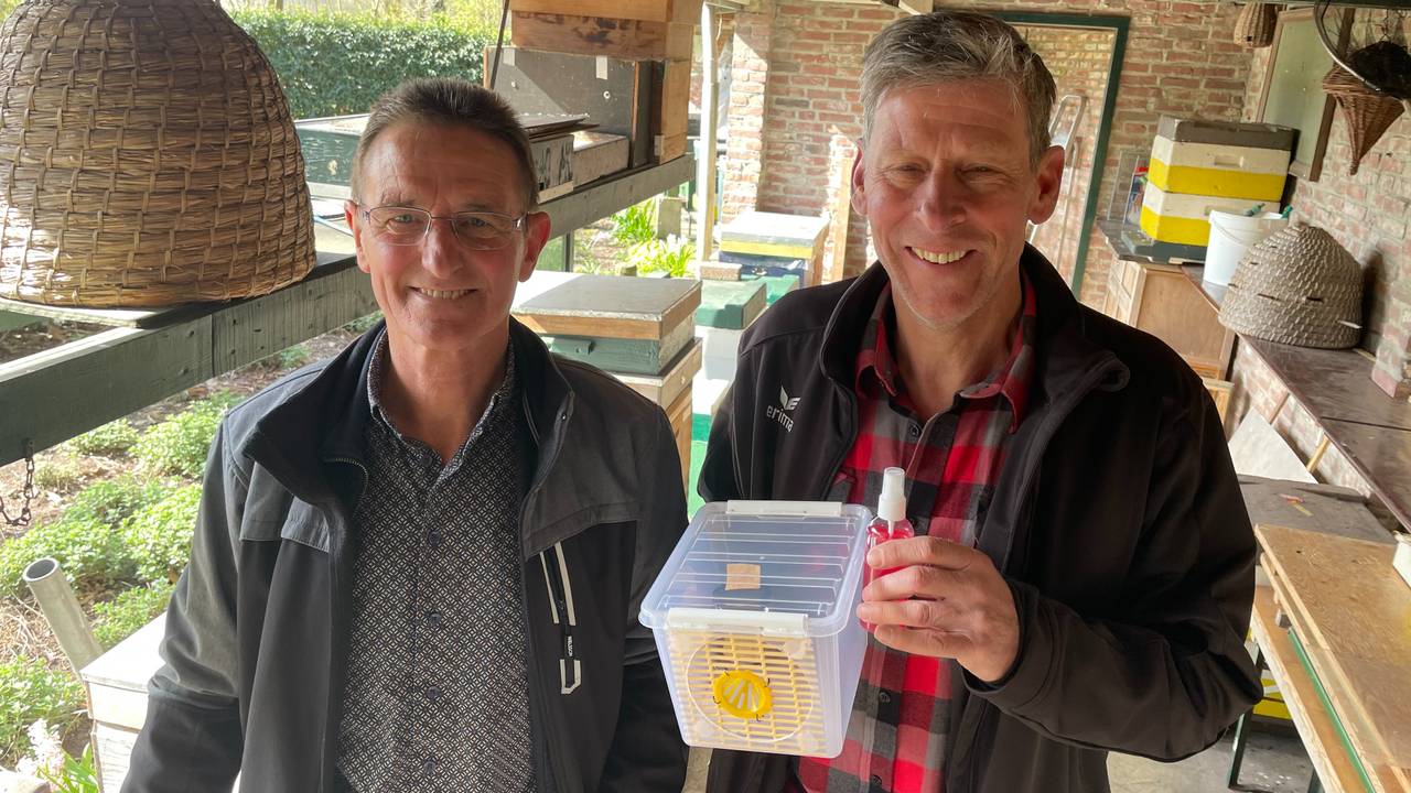 Peter Lauwers (links) en Wim Mariën met de val (foto: Alice van der Plas).