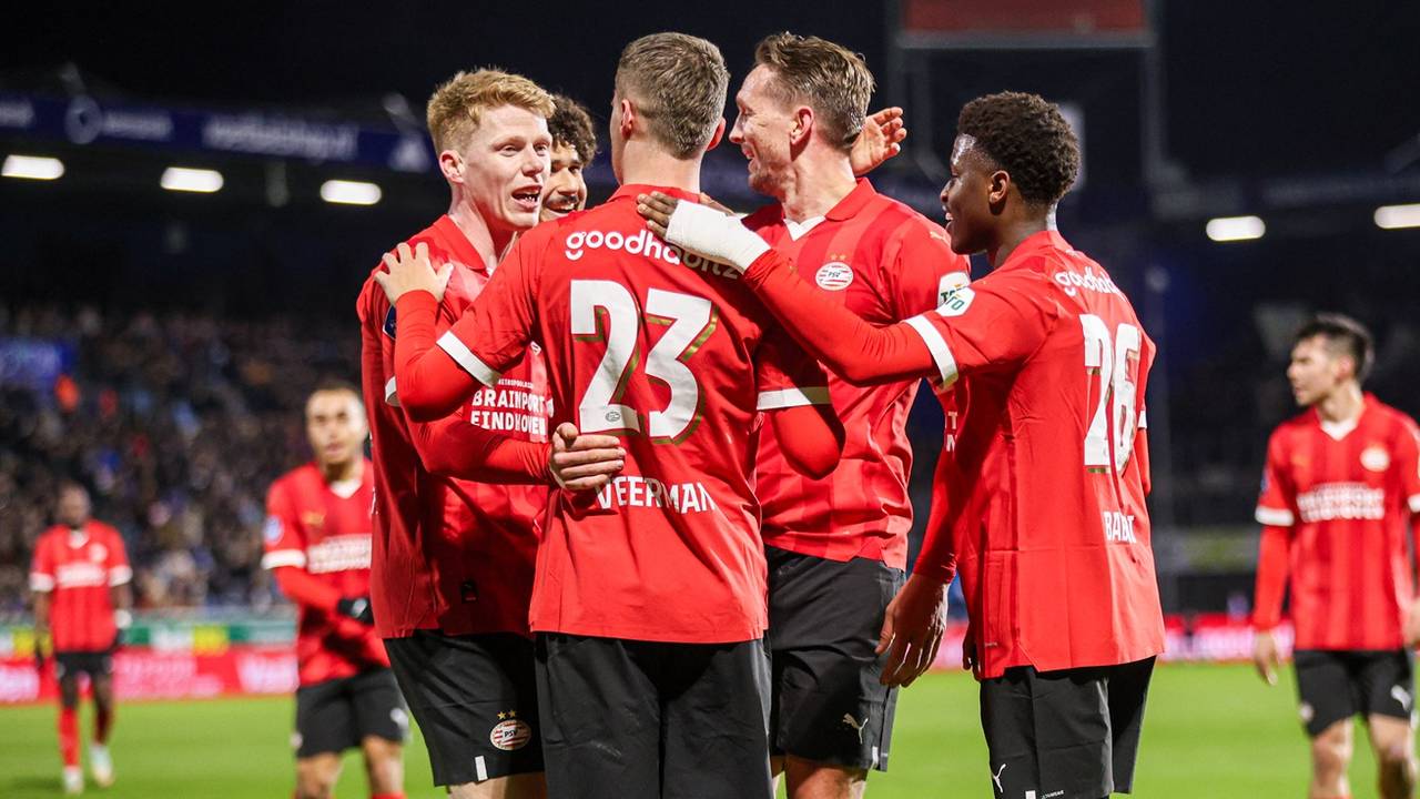 De PSV-spelers vieren een doelpunt tegen PEC Zwolle (foto: ANP).