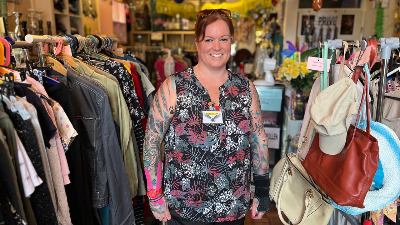 Hedwig Vroomen in haar winkeltje (foto: Rogier van Son).