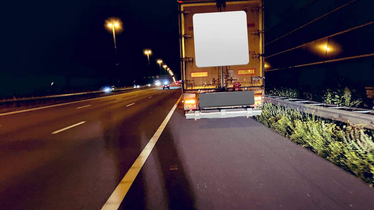 De vrachtwagen met pech strandde op de A16 bij Zevenbergschen Hoek (foto: X/Wis_Robert).