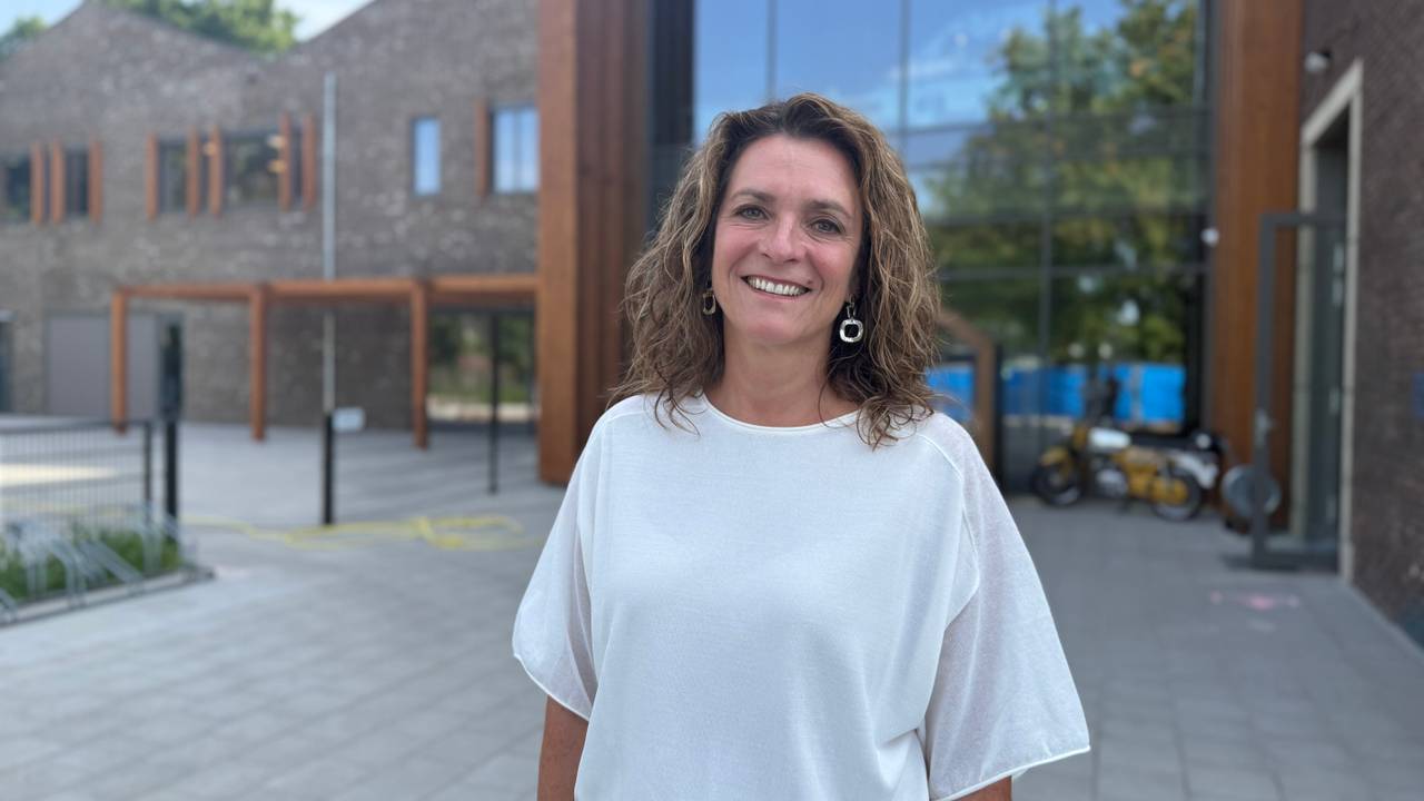 Basisschooldirecteur Silvy Arts voor het nieuwe schoolgebouw (foto: Jos Verkuijlen).