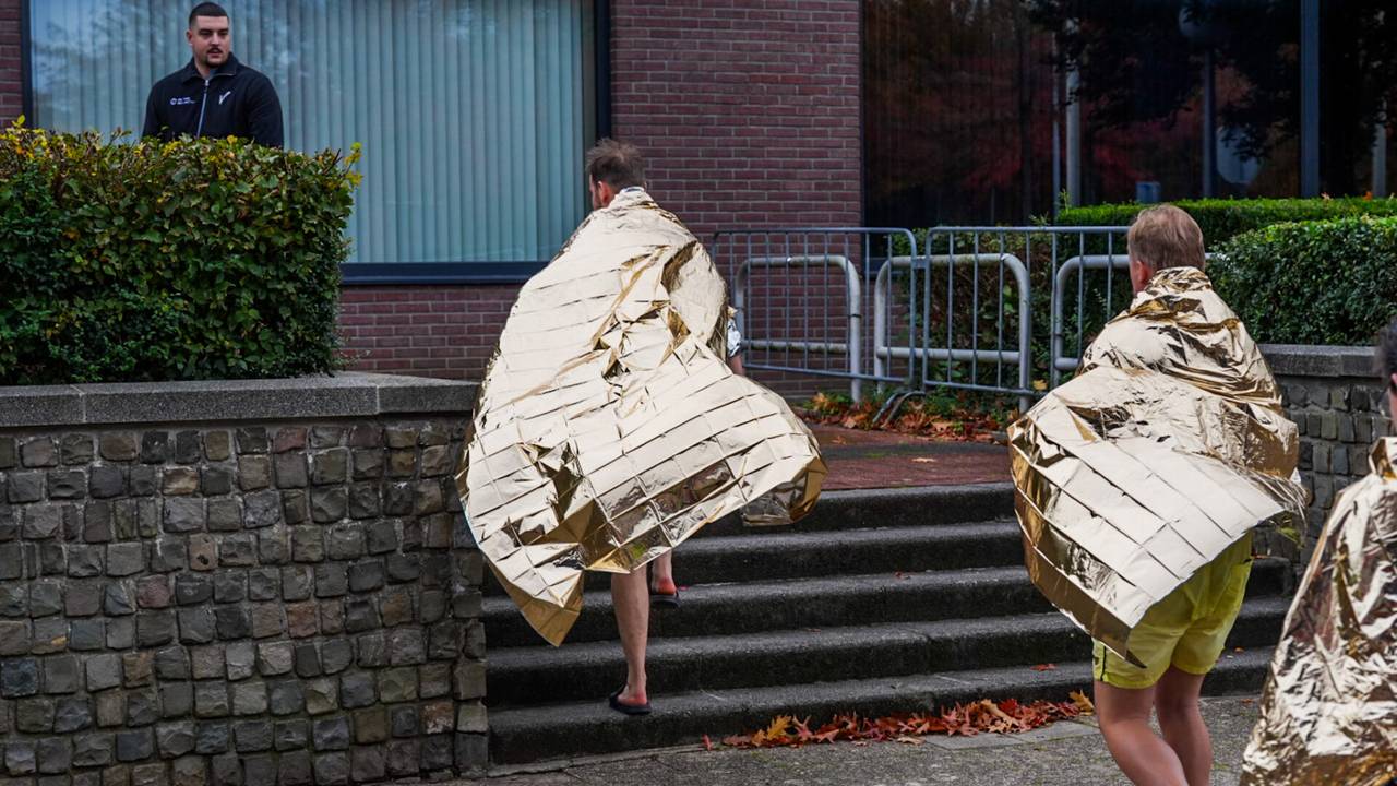 De badgasten werden opgevangen in een sporthal in de buurt (foto: Dave Hendriks/SQ Vision).