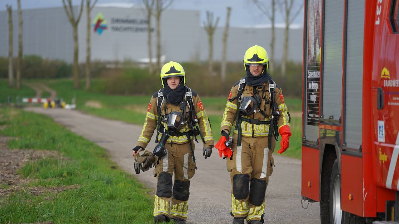 Na de vondst van de gedumpte vaten in Geertruidenberg werd onder meer de brandweer gewaarschuwd (foto: Jeroen Stuve/SQ Vision).