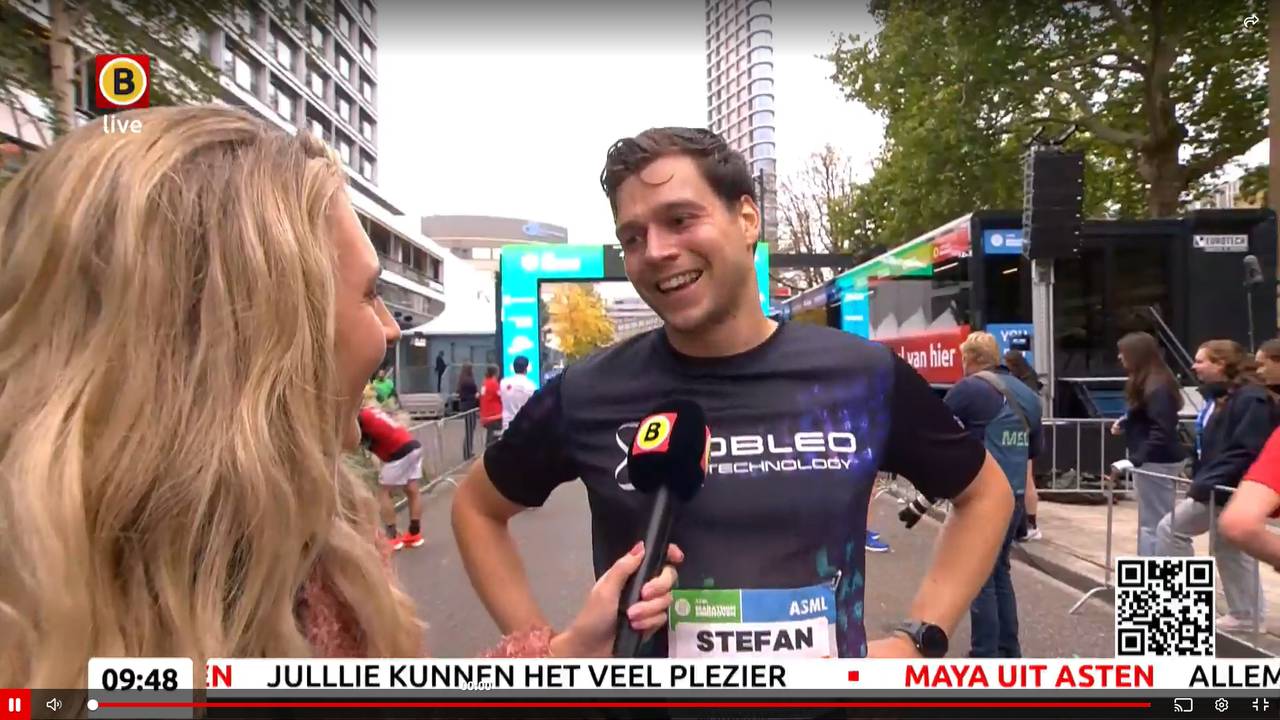 Verslaggever Nynke Cuperus interviewt Stefan na zijn kwart marathon.