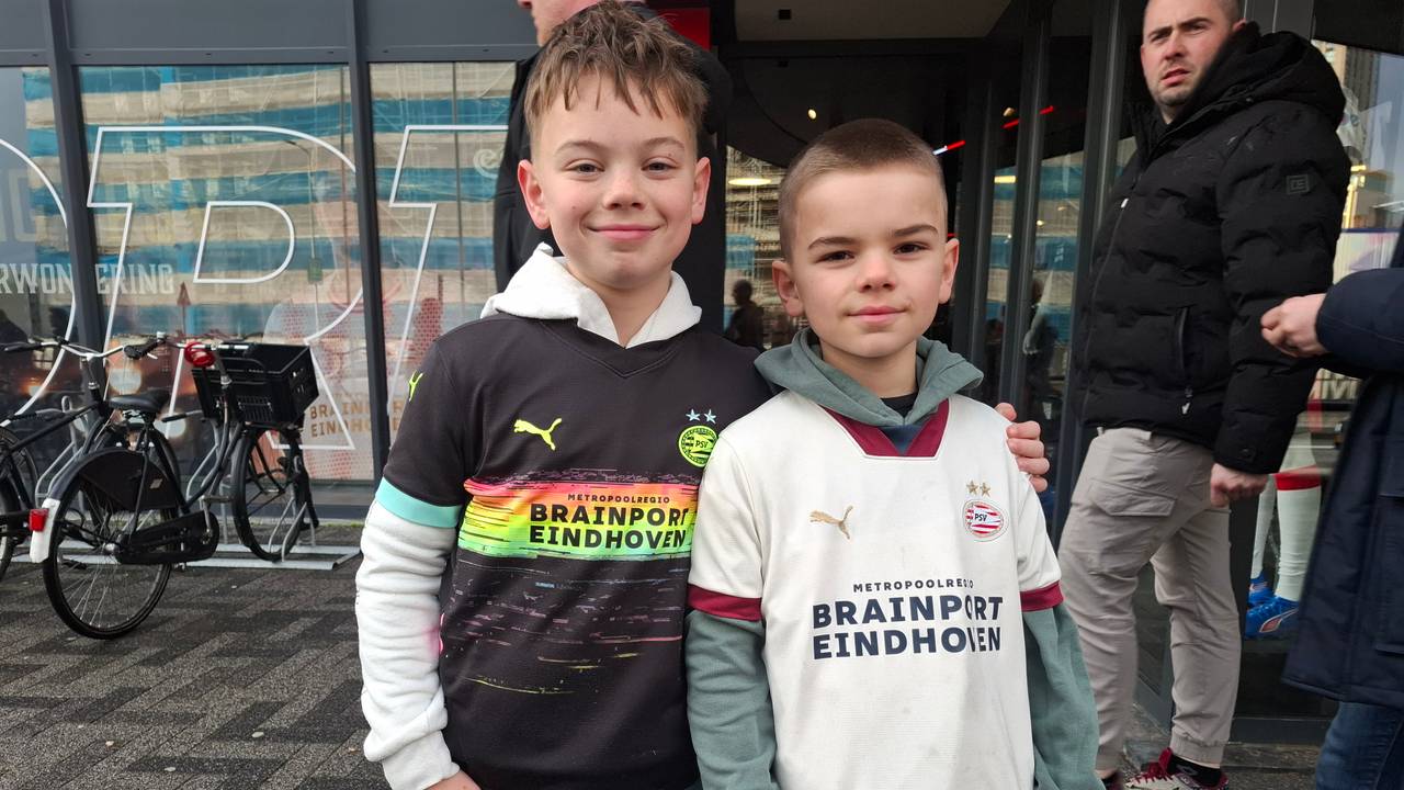 PSV-supporters Hugo en Olaf denken dat PSV dit weekend kampioen is (foto: Leon Voskamp).