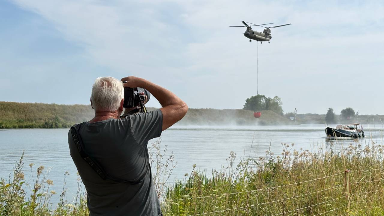 Chinooks trekken veel bekijks bij de Maas in Maashees: 'Heel spectaculair'