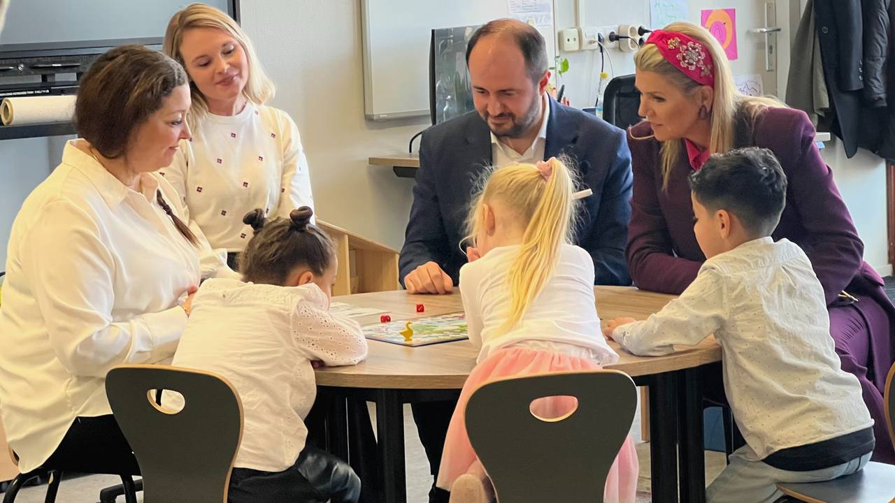 Máxima speelt met kleuters (foto: Megan Hanegraaf).