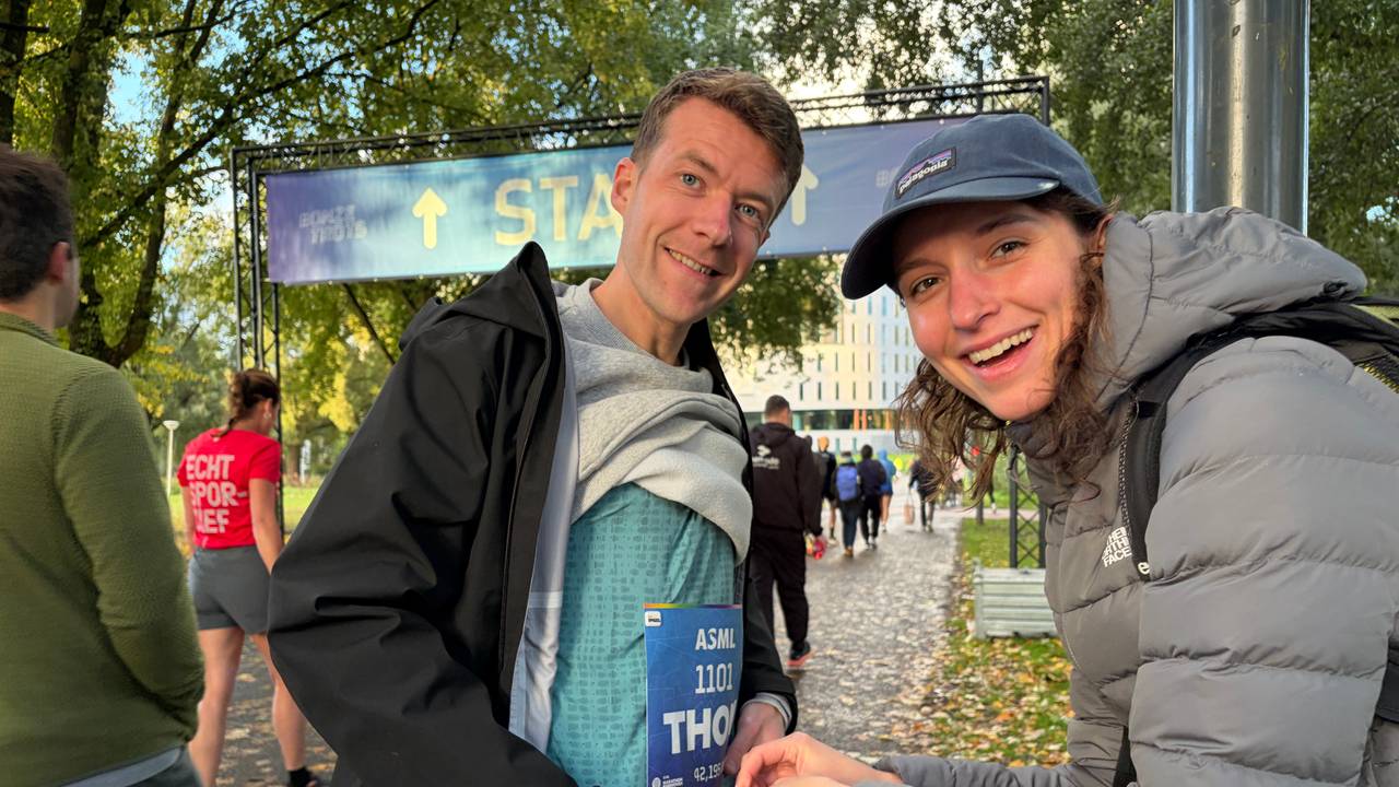 Thom gaat zijn eerste Marathon Eindhoven lopen, Eliene komt hem aanmoedigen (foto: Jan Peels).