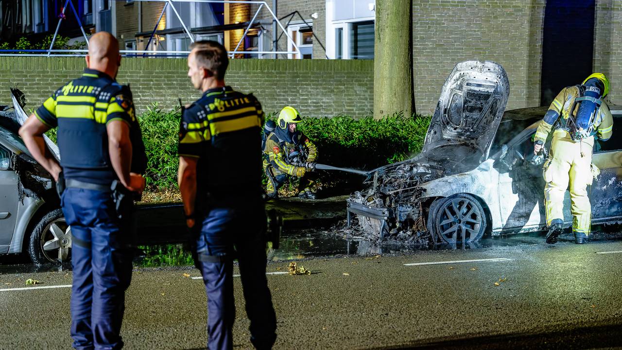 Hoe de brand in de Componistenlaan in Tilburg kon uitbreken, wordt onderzocht (foto: Jack Brekelmans/SQ Vision). 