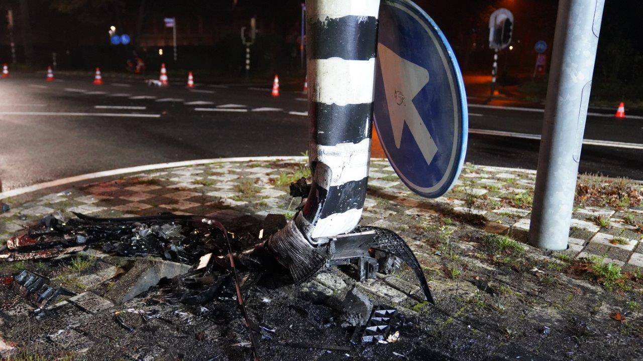 Botsing tegen stoplicht zorgt voor ravage (foto: Bart Meesters/SQ Vision).