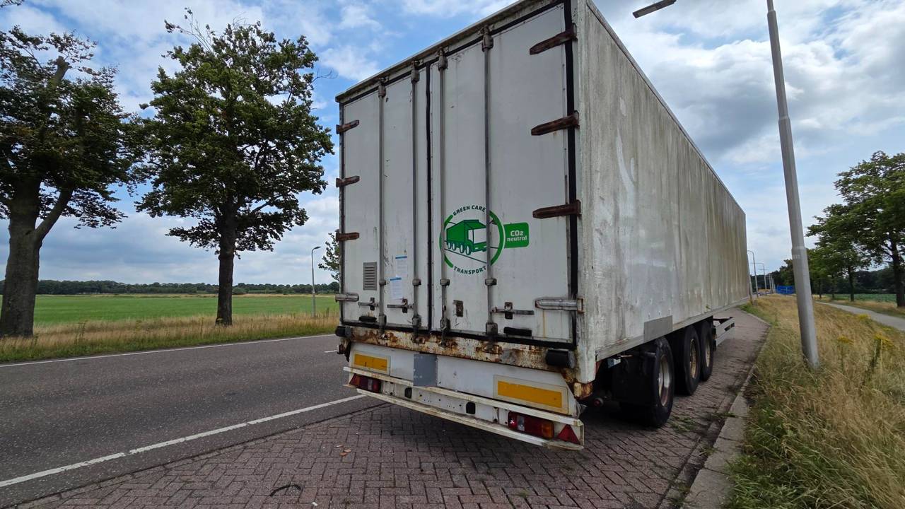 De verlaten oplegger langs de weg. (foto: Omroep Brabant)