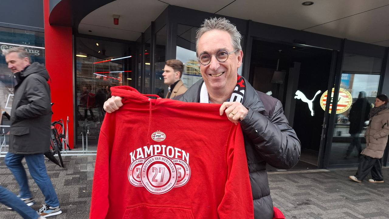 PSV-supporter Rob Hoffmann met een kampioensshirt (foto: Leon Voskamp).