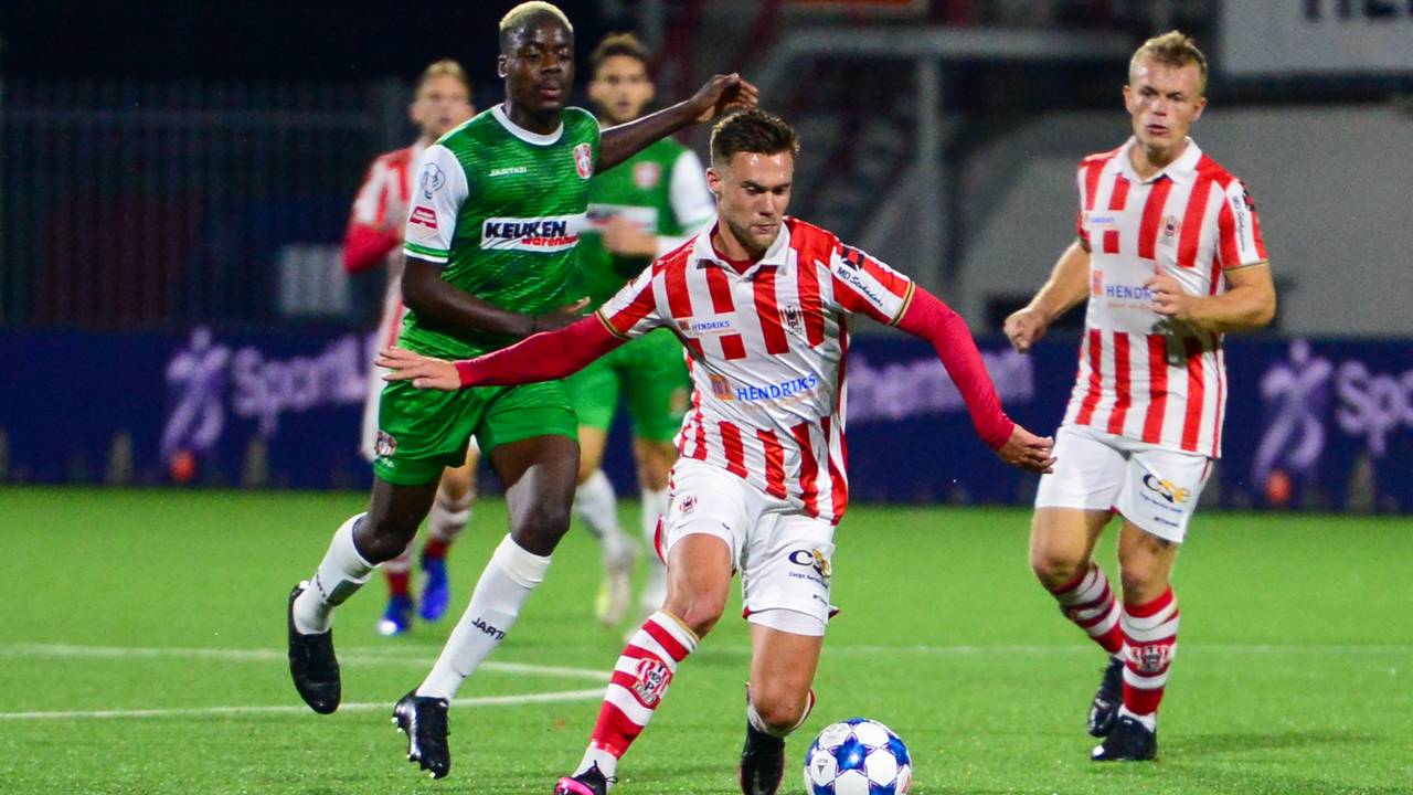 Dean Guezen aan de bal voor Top Oss