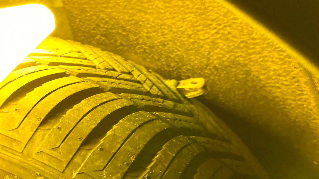 De auto op de A16 bij Breda strandde met een lekke band (foto: X/Wis_Robert).