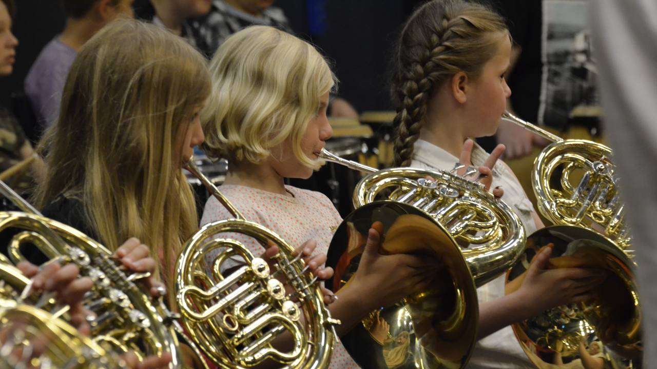 Kinderen krijgen via het Leerorkest instrumenten (foto: stichting Leerorkest)..