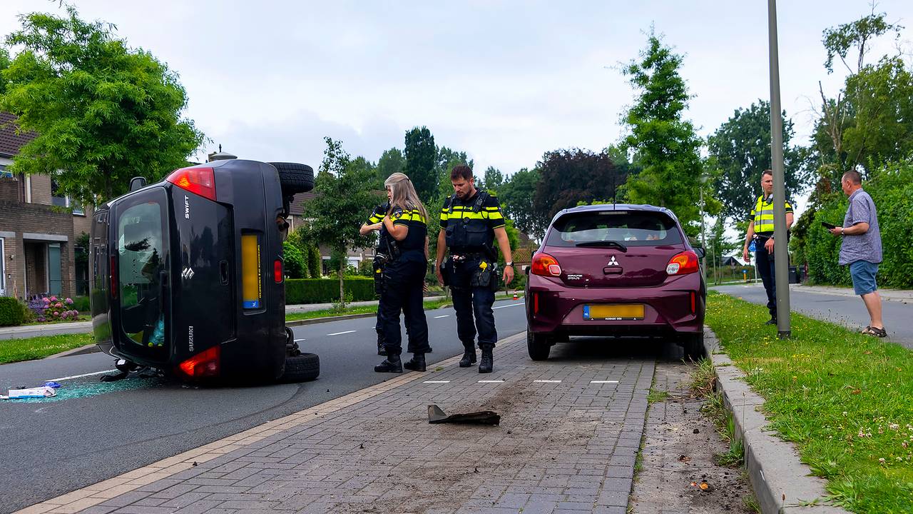 De geparkeerde auto werd gelanceerd en schoof een vol parkeervak naar voren (foto: Gabor Heeres/SQ Vision).
