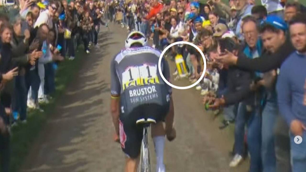 De bidon die naar Van der Poel wordt gegooid (Foto: NOS)