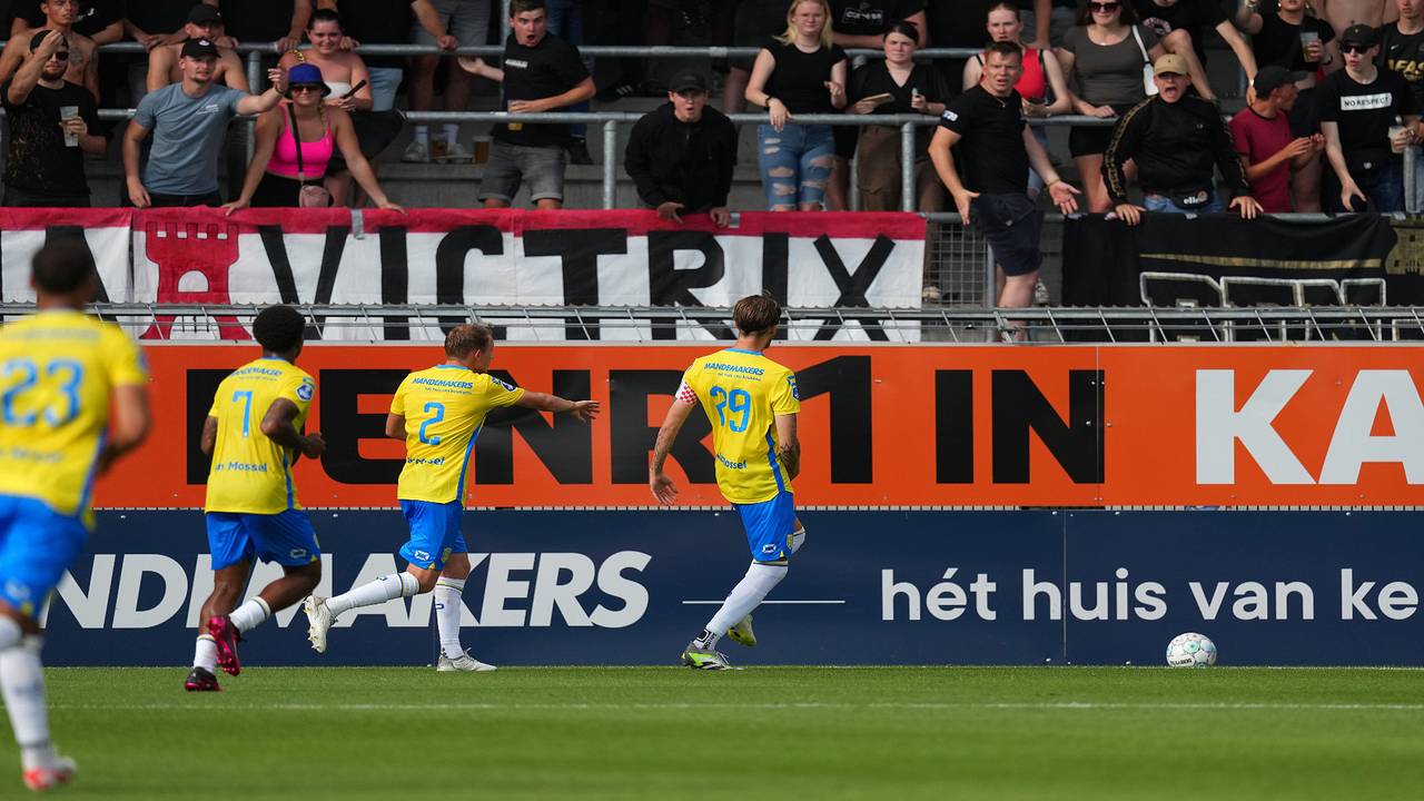 RKC Waalwijk-spits Michiel Kramer juicht na zijn doelpunt tegen AZ. (Foto: ANP, Ed van de Pol)