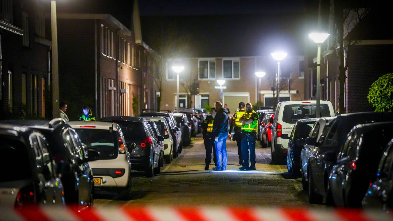 De straat werd ruim afgezet zodat de politie uitgebreid onderzoek kon doen (foto: SQ Vision).