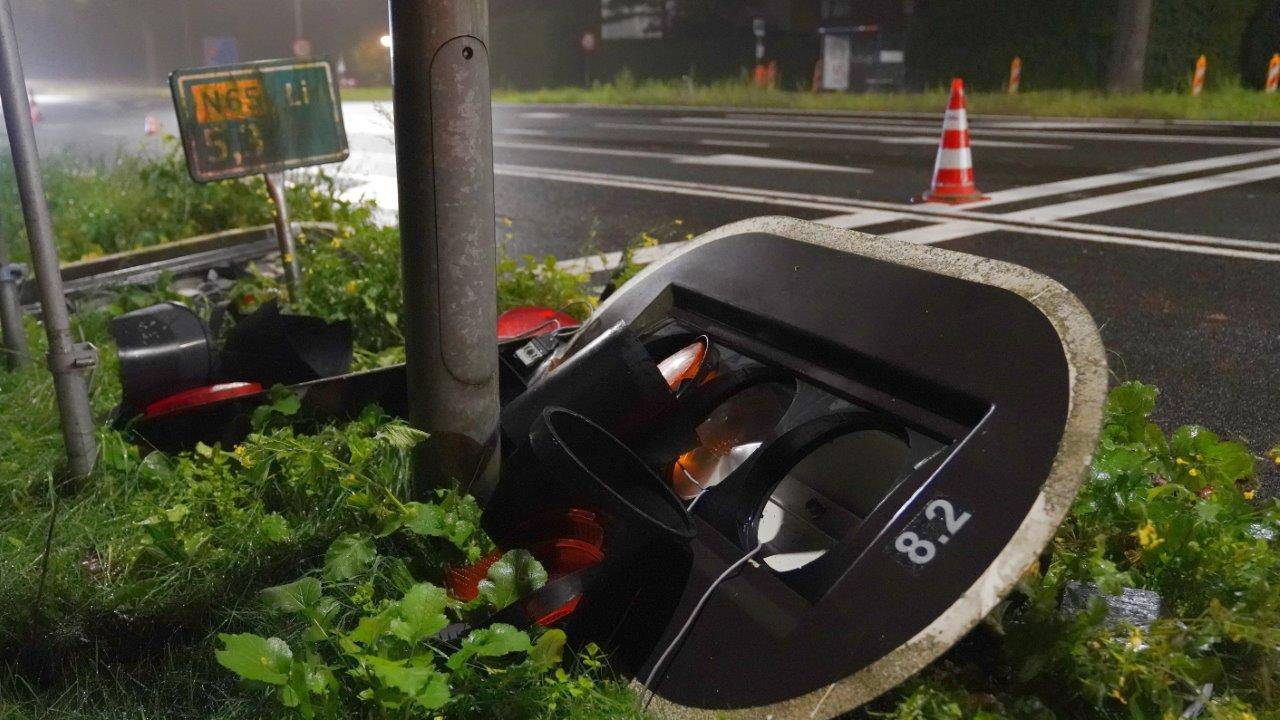 Botsing tegen stoplicht zorgt voor ravage (foto: Bart Meesters/SQ Vision).