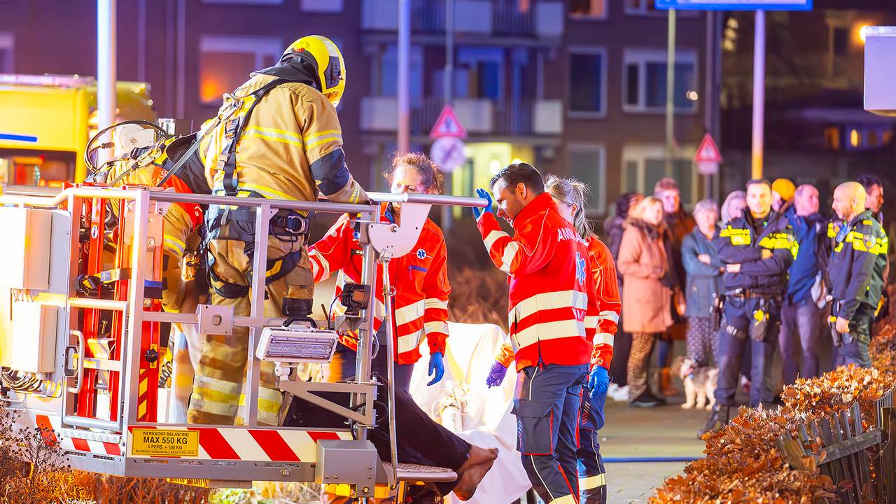 Ambulancemedewerkers staan klaar om de man op te vangen (foto: Gabor Heeres/SQ Vision).