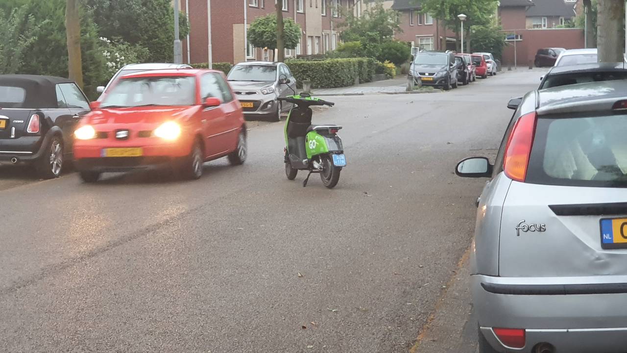 Een deelscooter in Eindhoven (Foto: Freddy van Houtert).