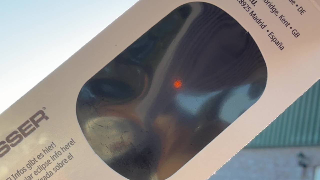 Kijk zelf mee door een eclipsbril (foto: Saskia de Kinderen).