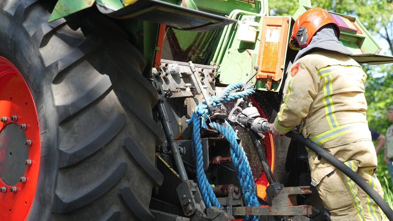 De brandweer bluste de tractor in Soerendonk (foto: WdG/SQ Vision).
