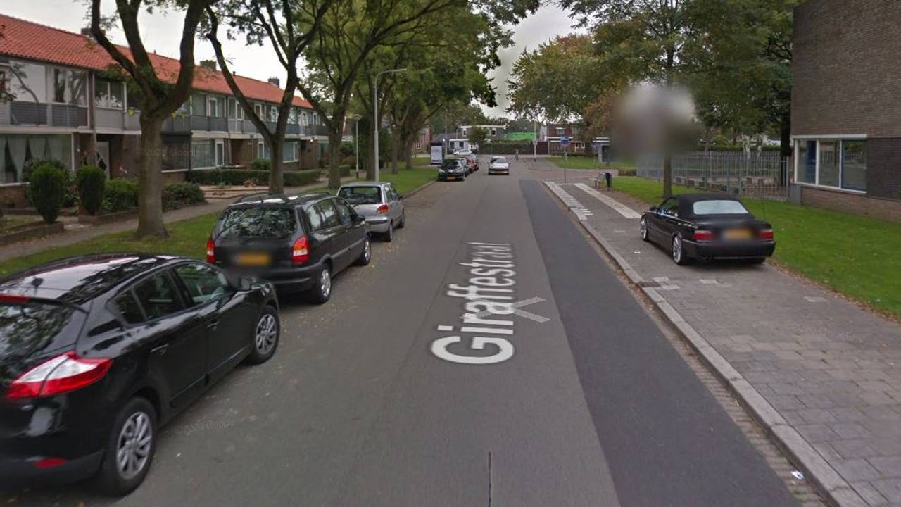 De Giraffestraat in Breda waar vanochtend bij een huis een vuurwerkbom afging (beeld: Google Maps).