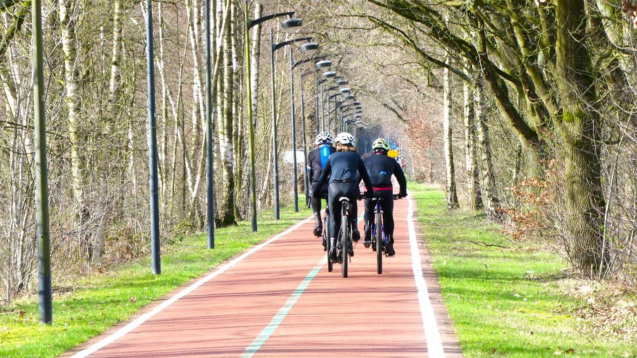 Fietsers genieten van zacht voorjaarsweer in Waalwijk (foto: Martha Kivits).