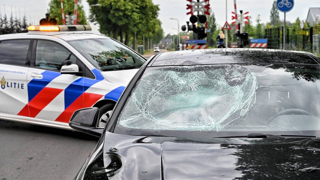 Het ongeluk gebeurde op de kruising van de Spoordijk met de Streepstraat in Berkel-Enschot (foto: Toby de Kort/SQ Vision).