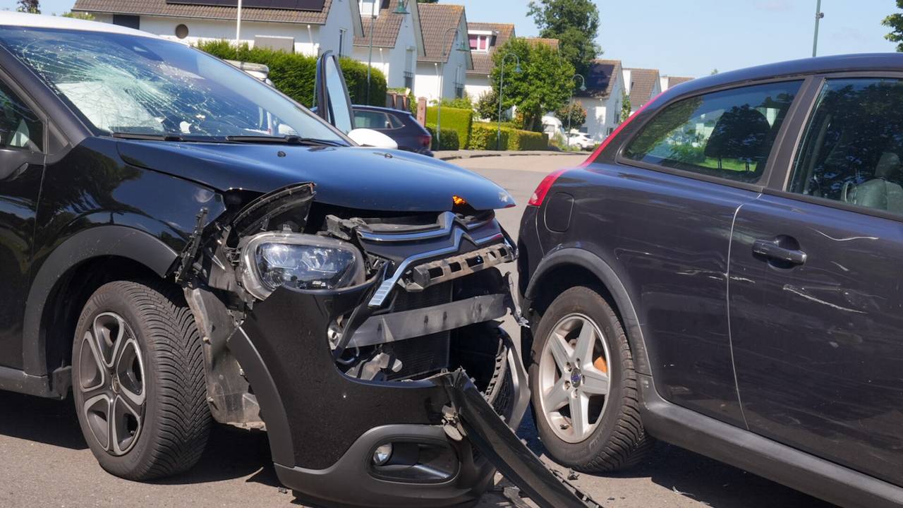 Bij de botsing in Helmond raakte niemand gewond (foto: Harrie Grijseels/SQ Vision).