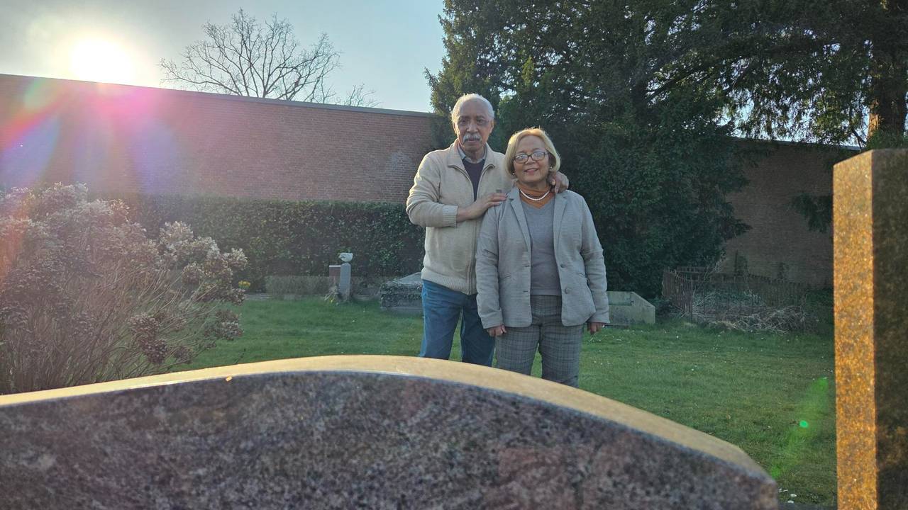 Hanna Selanno-de Queljoe bij het graf van haar vader (foto: Noël van Hooft).