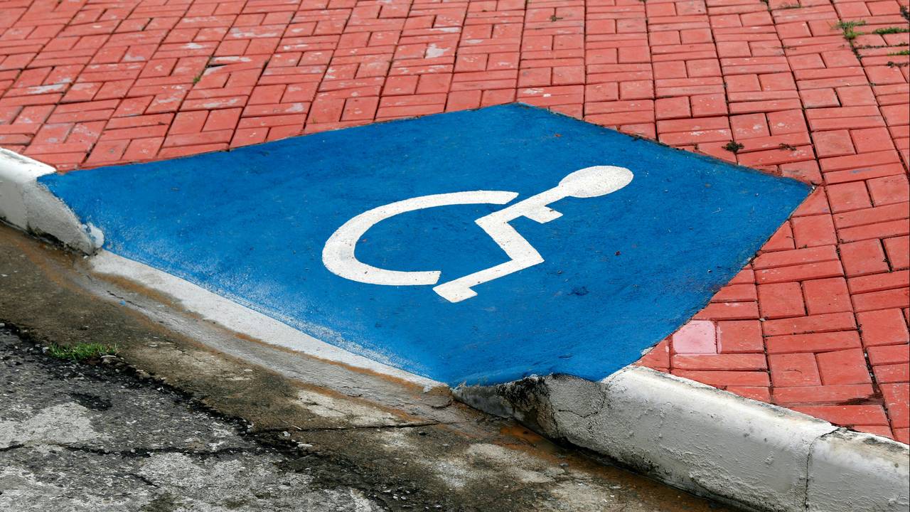 De kosten voor een gehandicaptenparkeerkaart verschillen flink per gemeente 