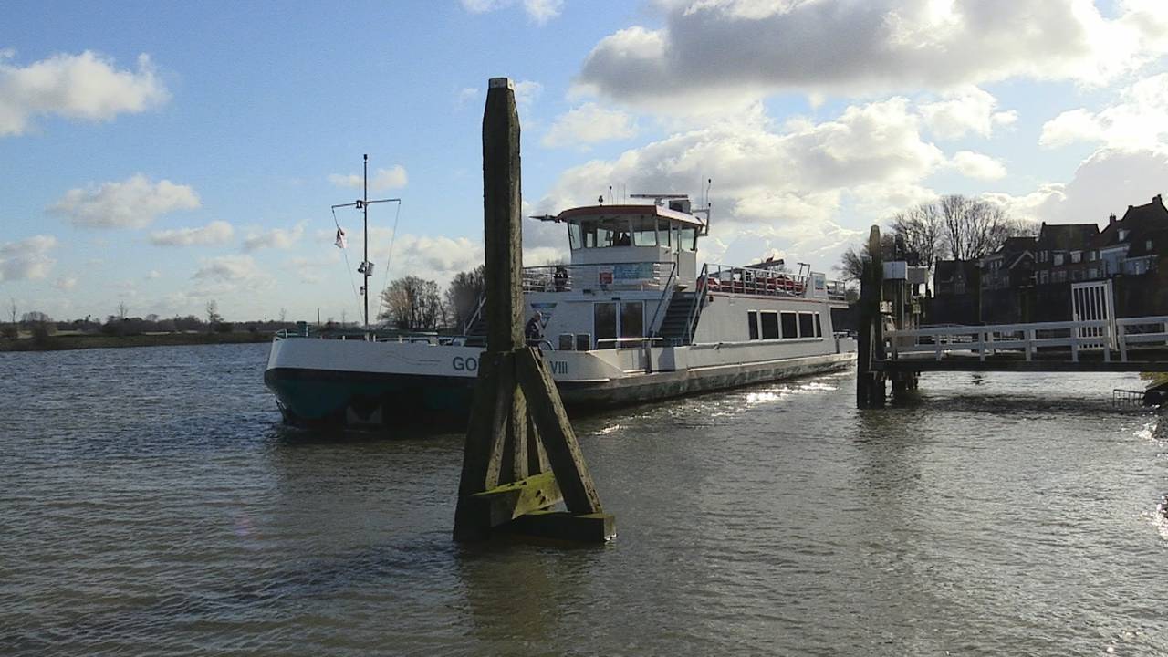 Afvaart veerpont Riveer bij Woudrichem