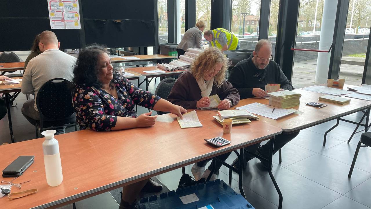 Opnieuw stemmen tellen in Oss (foto: Rene van Hoof).