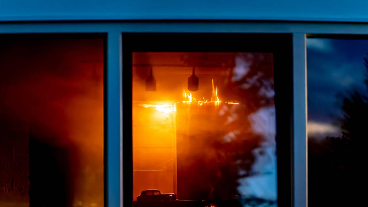 De vlam sloeg in de pan en vervolgens vatte de afzuigkap van het huis aan het Tijmhof in Oosterhout vlam (foto: Marcel van Dorst/Eye4Images). 