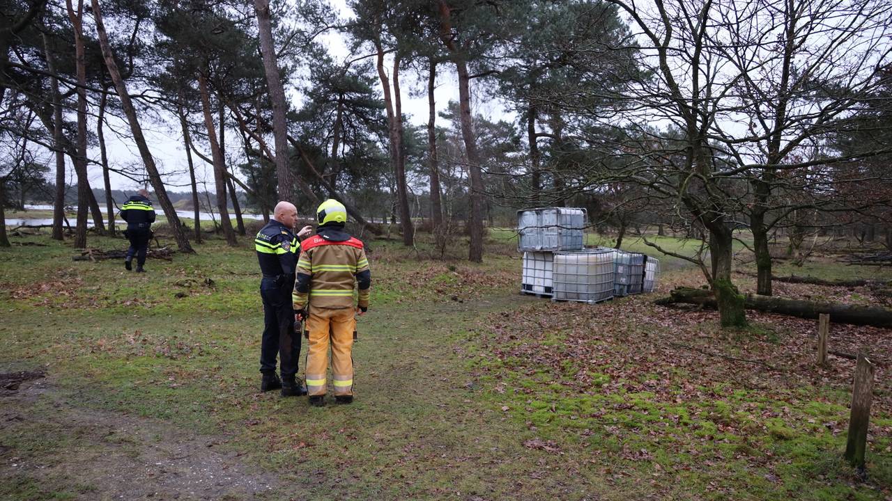 Vermoedelijk bevatten de gedumpte vaten in Wilbertoord drugsafval (foto: Kevin Kanters/SQ Vision).